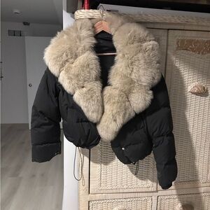 Elegant Black Puffer Jacket with real Fur Collar